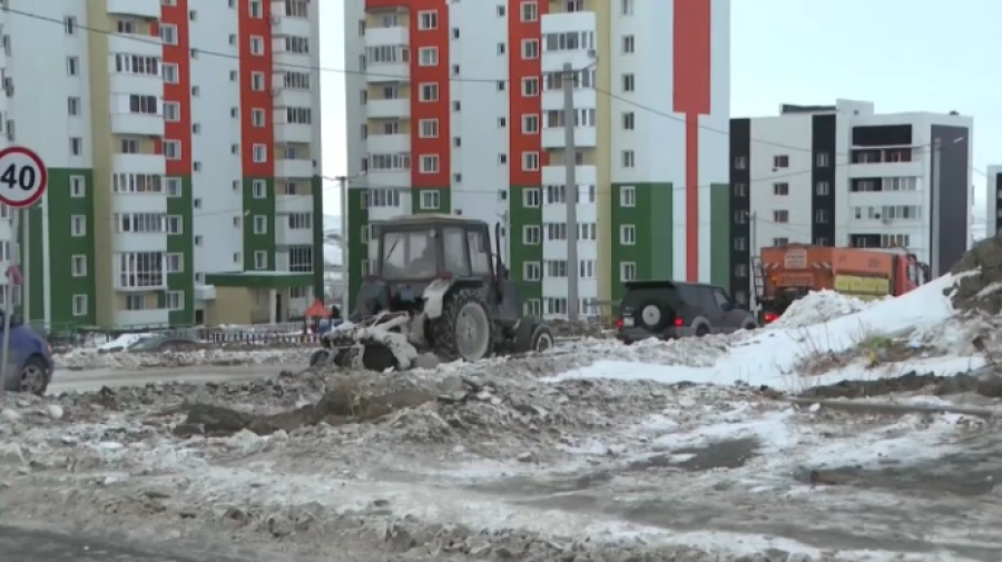 В Усть-Каменогорске не успевают расчищать улицы от снега