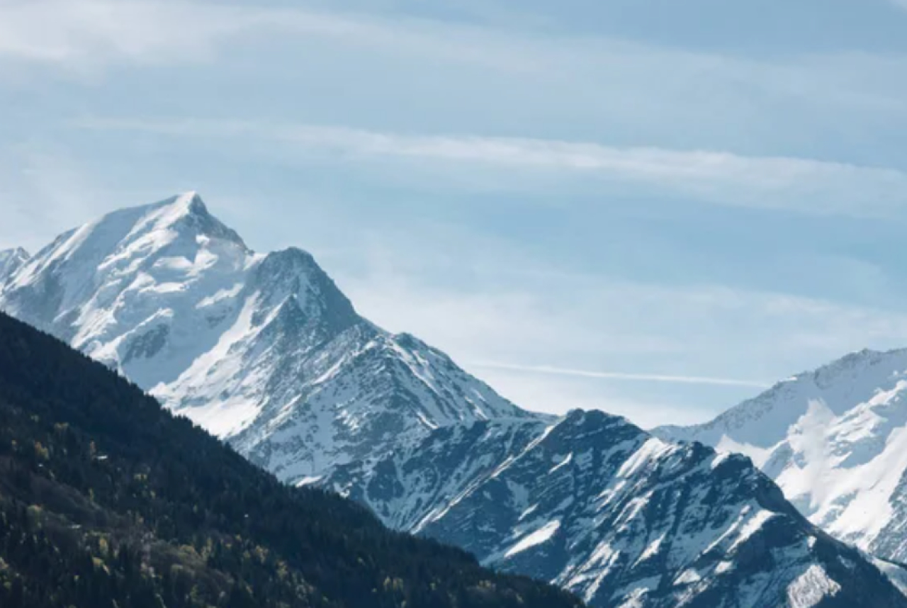 Туристу стало плохо в горах Алматы на высоте более 4000 метров