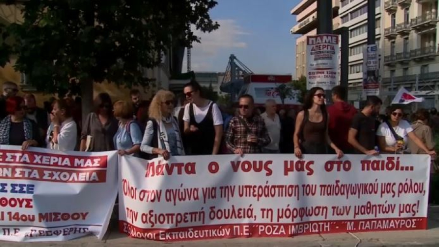 Забастовка против увеличения рабочего дня проходит в Греции