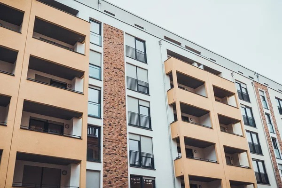 Ақтөбеде пәтерлерді кезексіз таратқан шенеунік 7 жылға сотталды