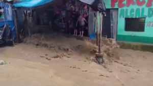 Наводнение в Перу: вода затопила десятки улиц и домов