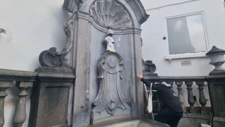 Брюссельдегі танымал мүсінге қазақтың шапаны кигізілді