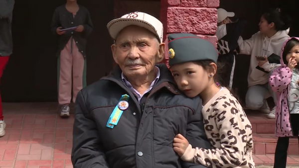 Ветеранов войны поздравили в столице под звуки военного оркестра