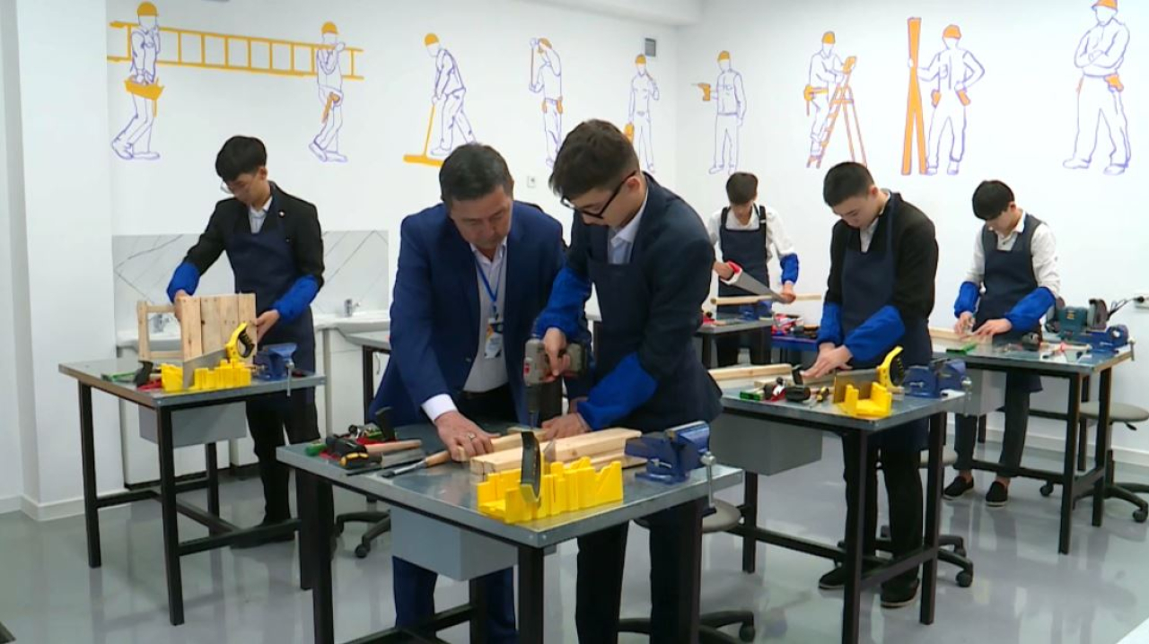 «Жайлы мектеп»: 200 мыңнан астам ауыл баласы заманауи білім беру ордасымен қамтылды