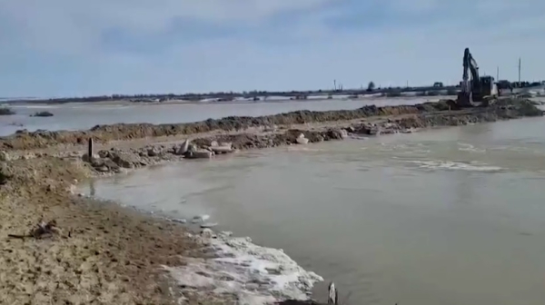 Размытую переправу через реку восстанавливают рядом с селом Уил