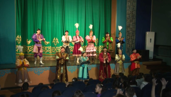 Национальные костюмы на театральной сцене представили в Алматы