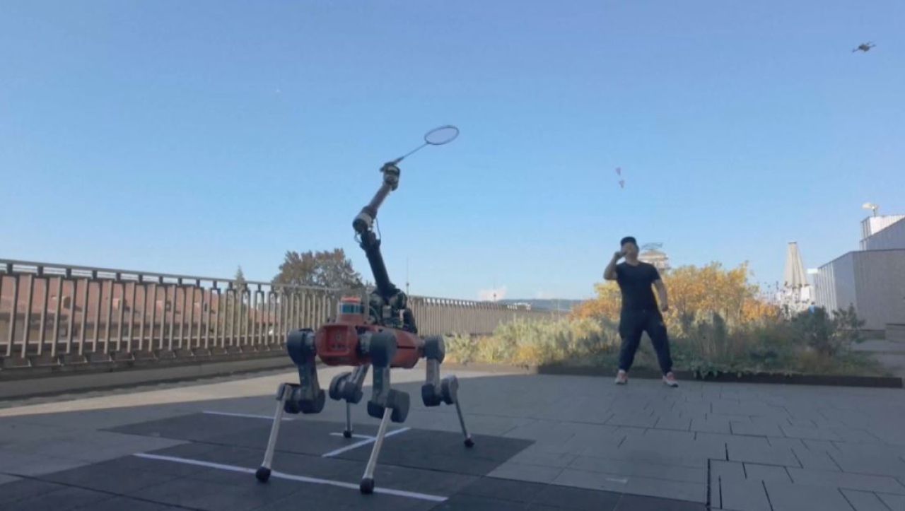 Швейцарияда бадминтон ойнайтын робот жасалды