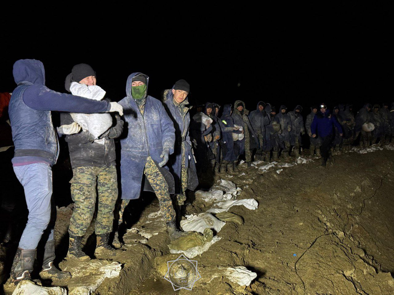 Дамбы укрепляют в усиленном режиме в СКО