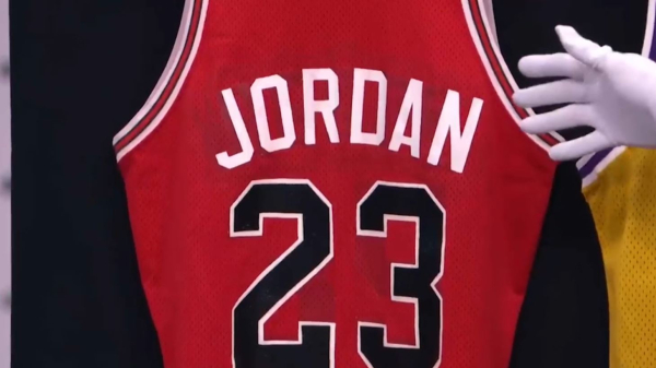 Танымал баскетбол жұлдыздарының киімі аукционға қойылды