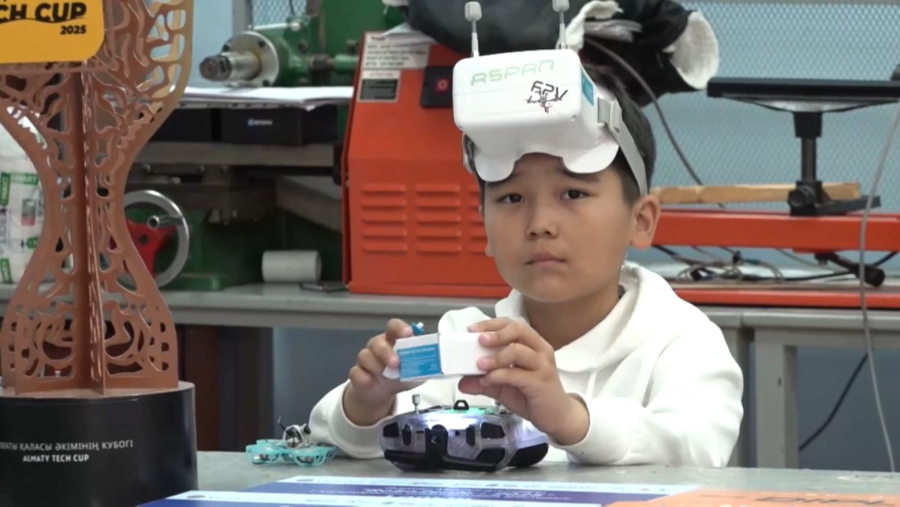 Оралдық оқушылар дрон басқаруды үйреніп жүр