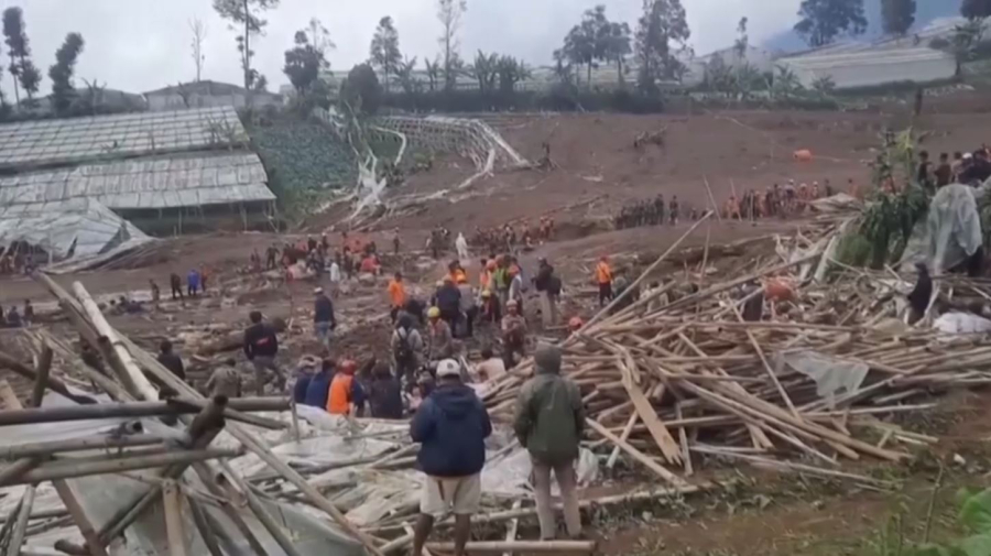 Число жертв оползня увеличивается в Индонезии