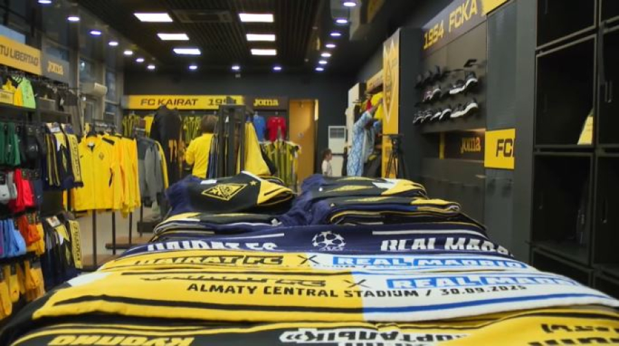 Шарфы, худи и флаги: что покупают фанаты к игре «Кайрата» против «Реала»