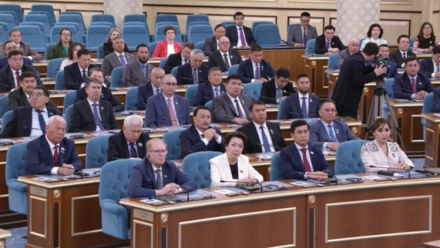 Казахстанские депутаты уходят на каникулы
