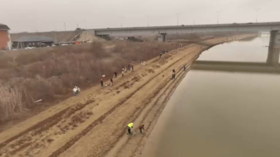 Более 40 тонн мусора собрали во время субботника в Атырау