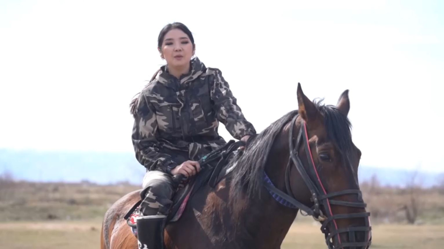 Тараздық арулар аттың құлағында ойнайды