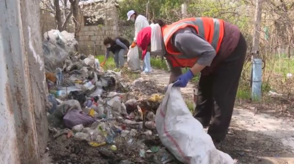 Волонтёры Шымкента помогают пенсионерам навести порядок во дворах