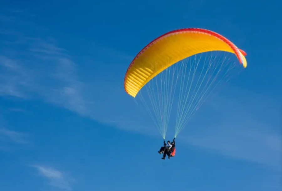 Девушка пострадала при жёсткой посадке на параплане в Алматинской области