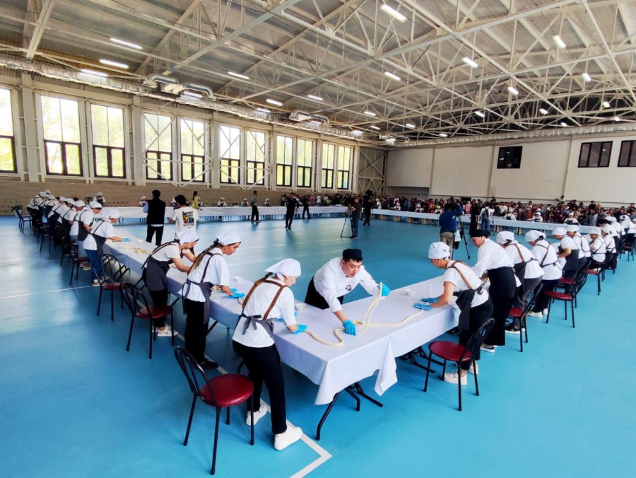 Самый длинный лагман приготовили в Алматы