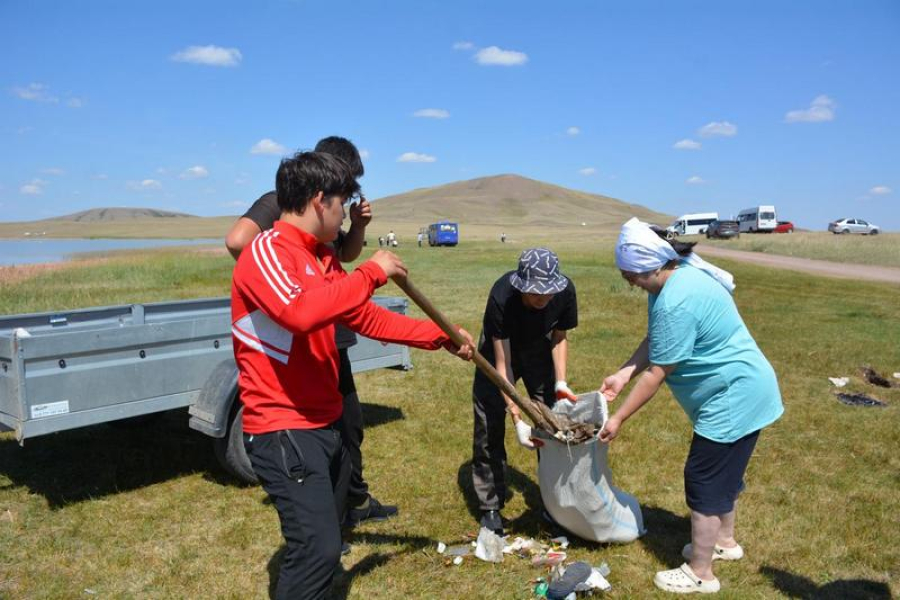На озере Семизбугы провели экоакцию по очистке прибрежной зоны
