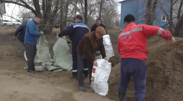 БҚО-да суды бұрып әкету үшін қорғаныс үйінділері жасалды