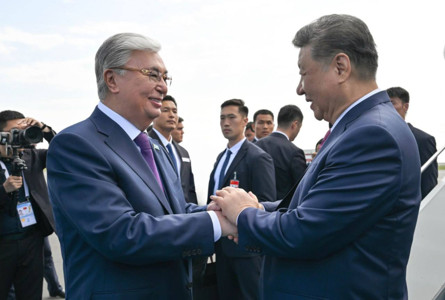 Касым-Жомарт Токаев тепло попрощался с Си Цзиньпином в аэропорту