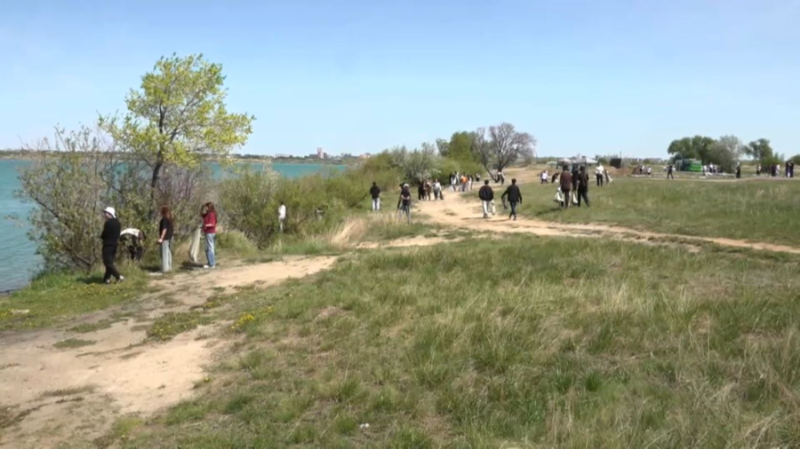 Қарағанды еріктілері жағалауды қоқыстан тазалады