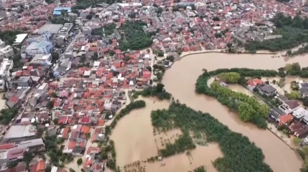 Наводнения в Индонезии: затоплено свыше тысячи домов