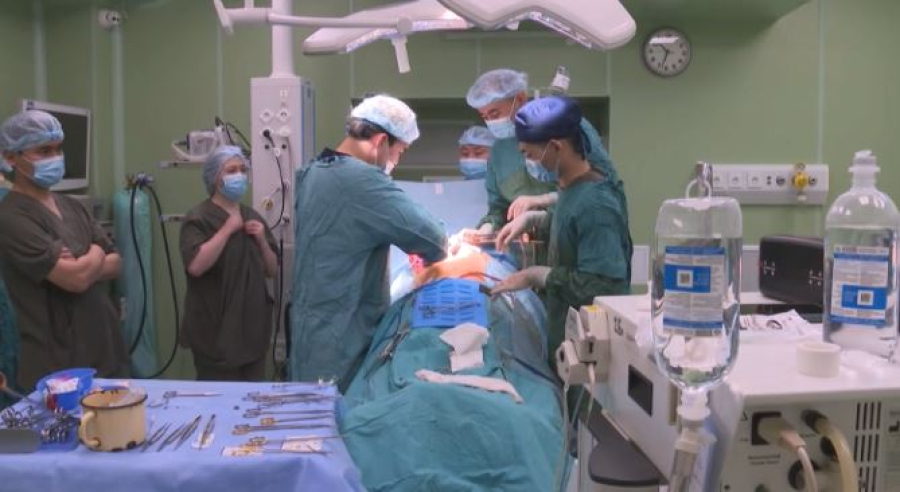 Уникальную операцию в истории казахстанской медицины провели в Алматы