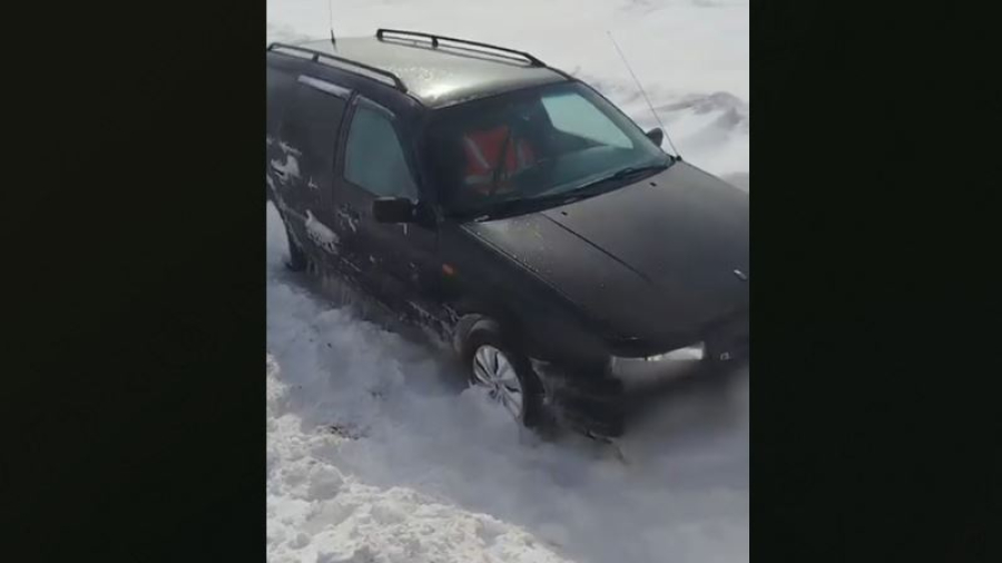 Құтқарушылар автокөлікті қар құрсауынан шығарды