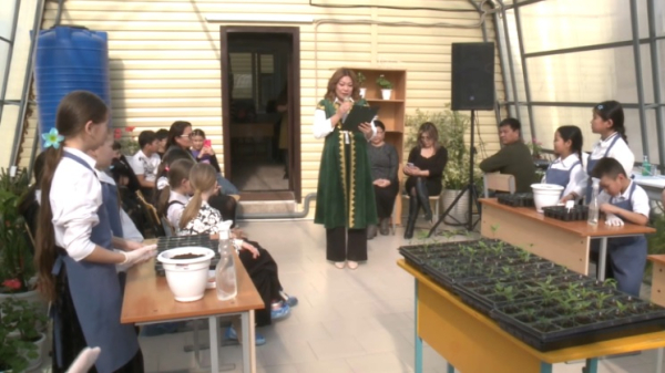 «Таза Қазақстан»: атырауские школьники участвуют в озеленении города