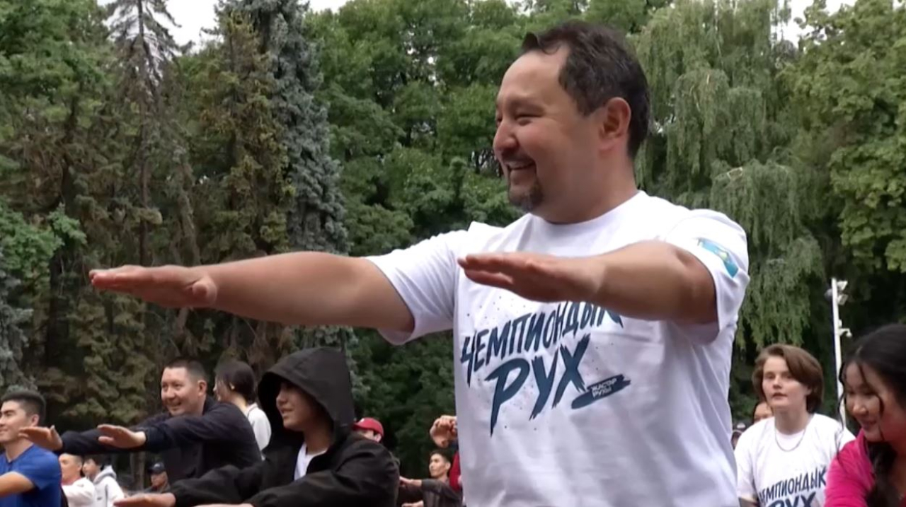 Қазақстанның танымал спортшылары саябақта жаттығу өткізді