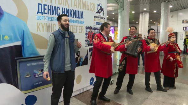 Призёра чемпионата мира по шорт-треку встретили в столичном аэропорту