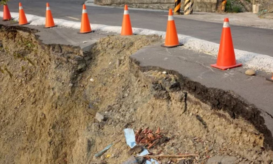 Два человека погибли из-за схода оползня в Китае