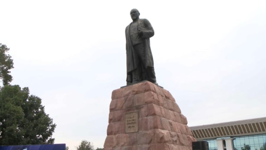 Цветы к памятнику Абаю возложили в Алматы