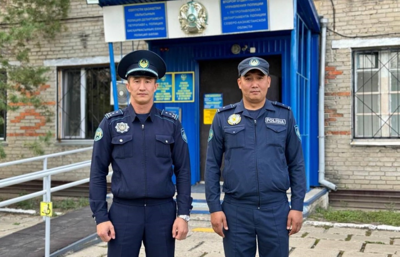 Полицейские вывели мужчину из горящего дома в Петропавловске
