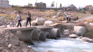 Самодельный мост в дачном посёлке Алматинской области стал угрозой для жизни сельчан