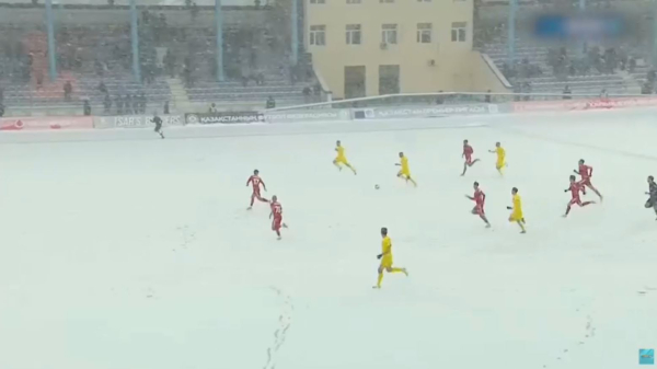 Футбол под снегом: арены оказались не готовы принимать игроков