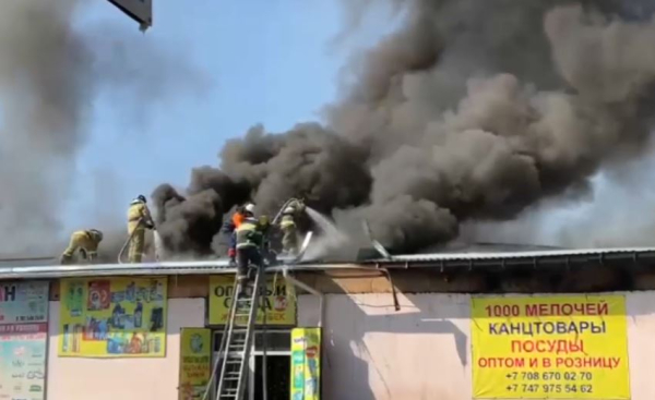 Складские помещения горят на рынке в Таразе