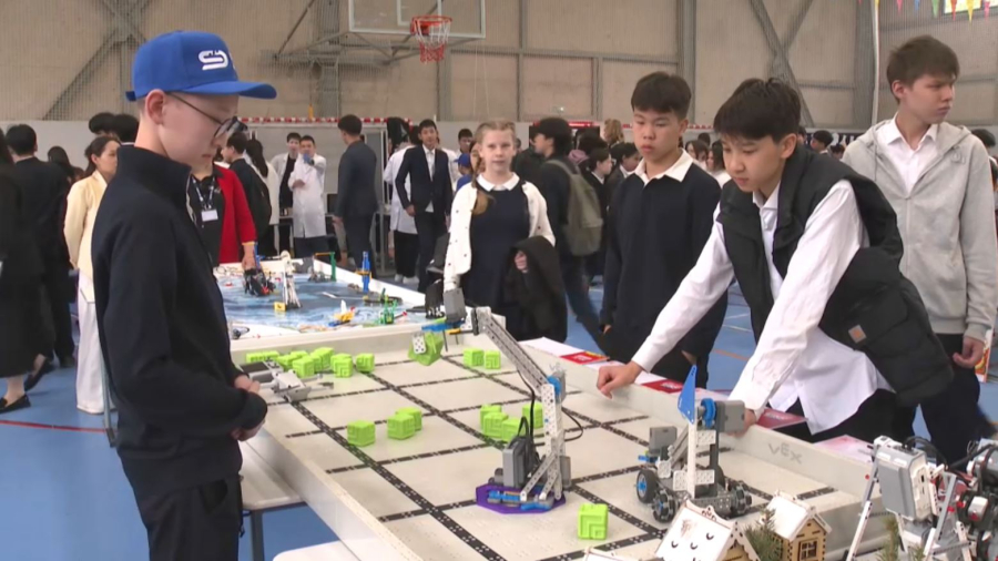 Алматылық оқушылар су астындағы қоқысты тазалайтын роботты таныстырды