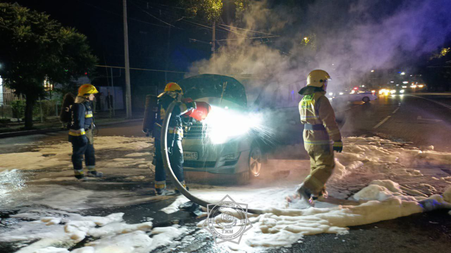 Автомобиль загорелся в Ауэзовском районе Алматы