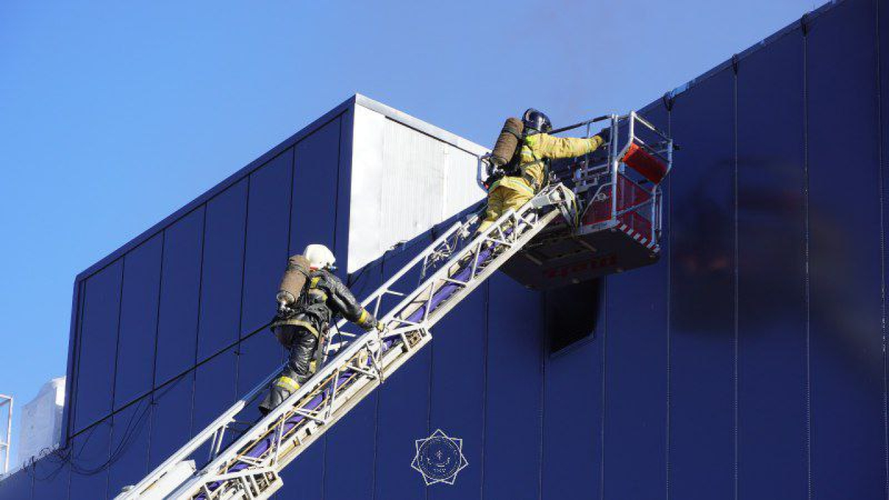 Көкшетауда ТЖМ қызметкерлері сауда орталығындағы өртті сөндірді