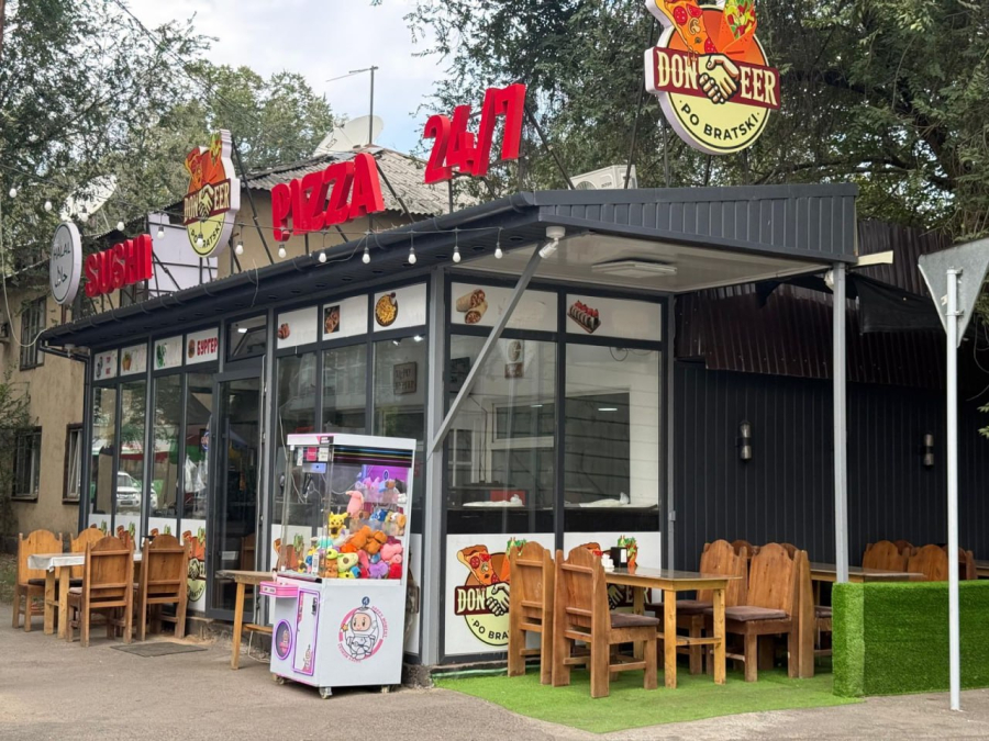 Незаконную пристройку к кафе снесли в Алматы