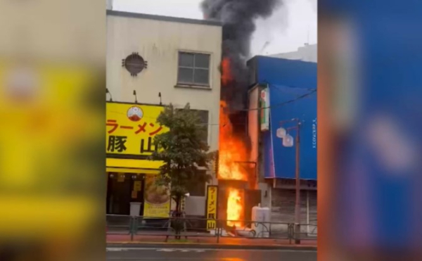 Поезда остановили из-за пожара в Токио