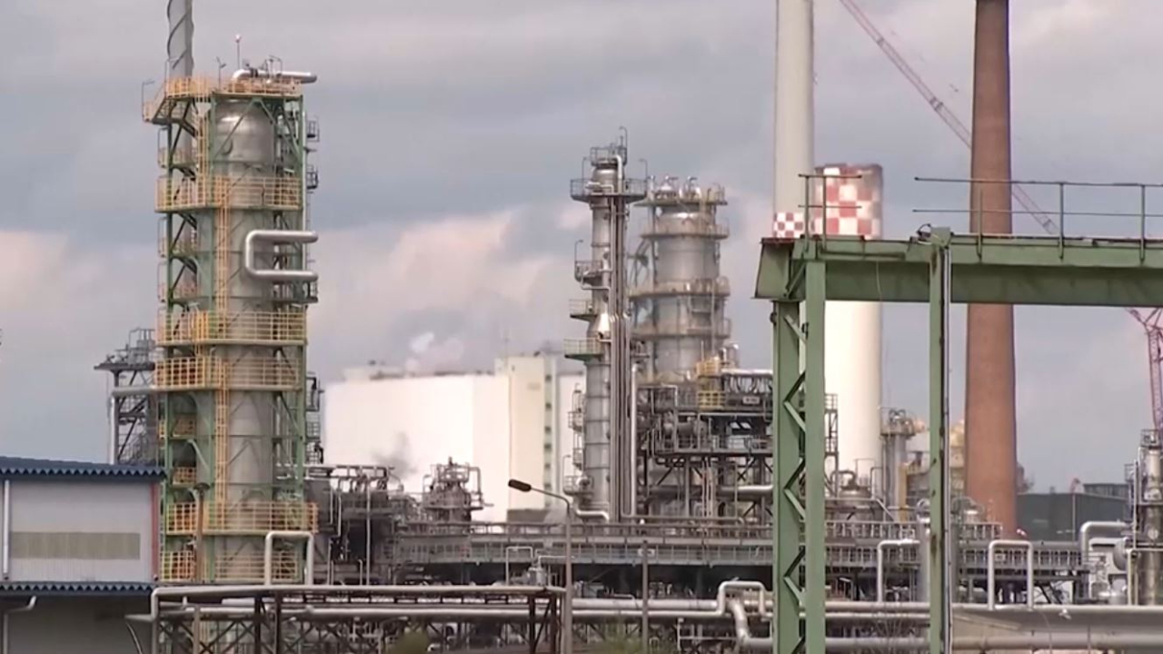 Страны G7 высвободят 100 млн баррелей нефти