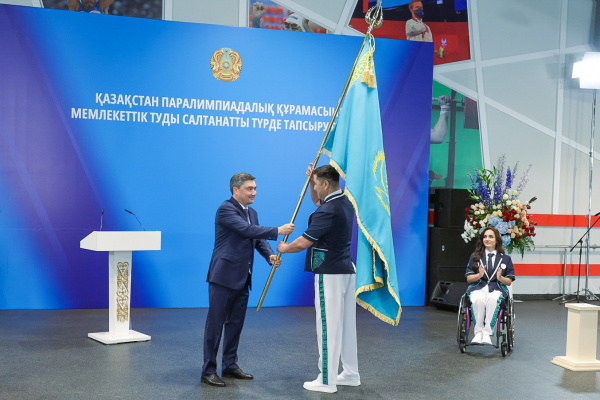 Бектенов передал флаг РК спортсменам перед Паралимпиадой-2024