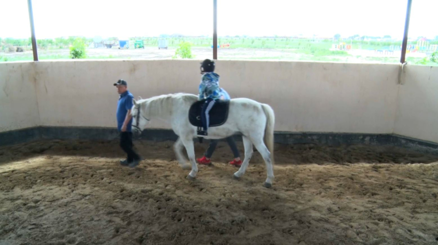 Атырауда 100-ден астам бала иппотерапия арқылы оңалтудан өтті