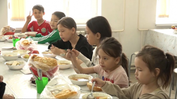 В Актау принимают эвакуированных из Атырауской области. LIVE