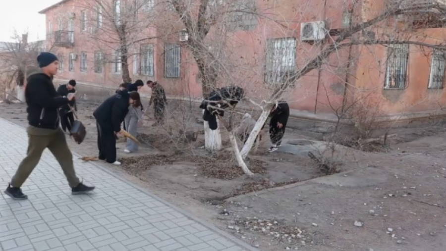Волонтеры приводят в порядок скверы в Балхаше