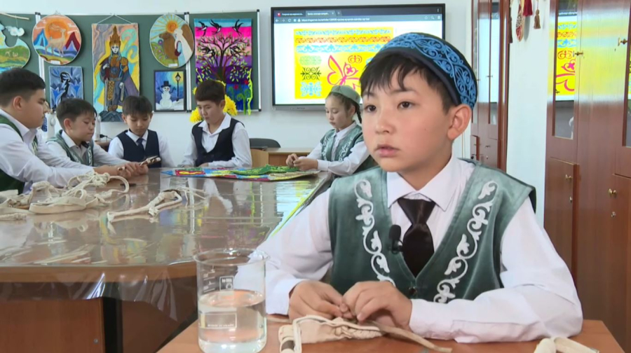 Школьник плетёт 15 видов камчи