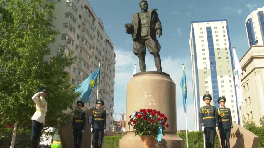 Олжас Бектенов Талғат Бигелдиновтің ескерткішіне гүл шоғын қойды